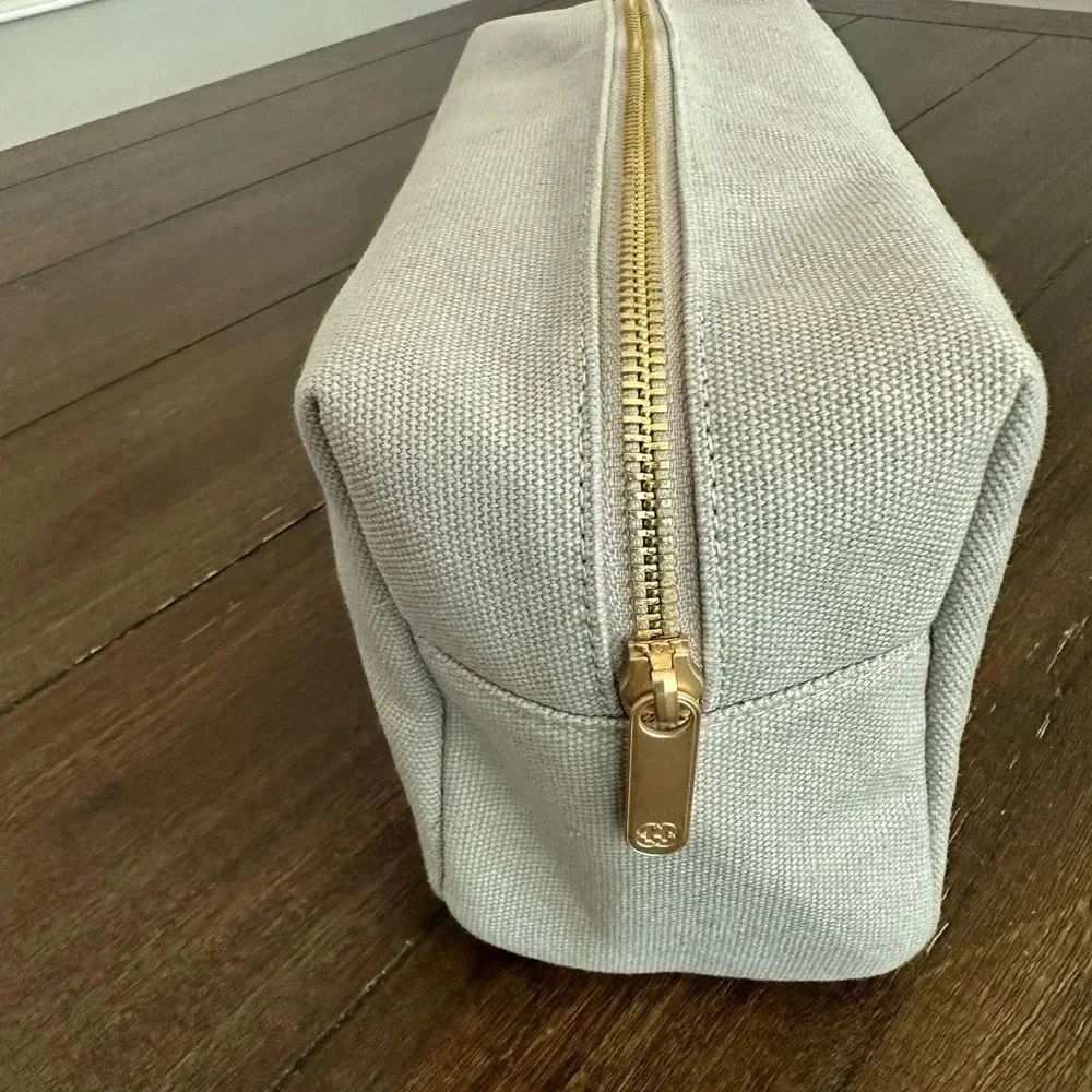 Harklinikken cosmetics bag